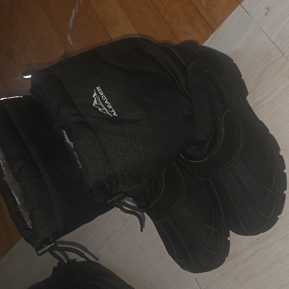 Aleader snow boots men size 8 almost new